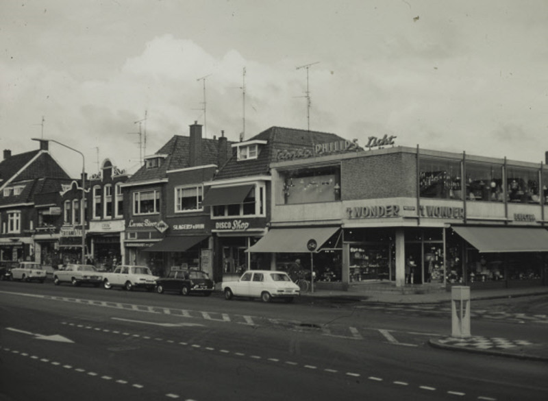 Hengelosestraat 152-154 hoek Wagelerstraat slagerij 't Zwik en  winkel 't Wonder 21-10-1970.jpeg