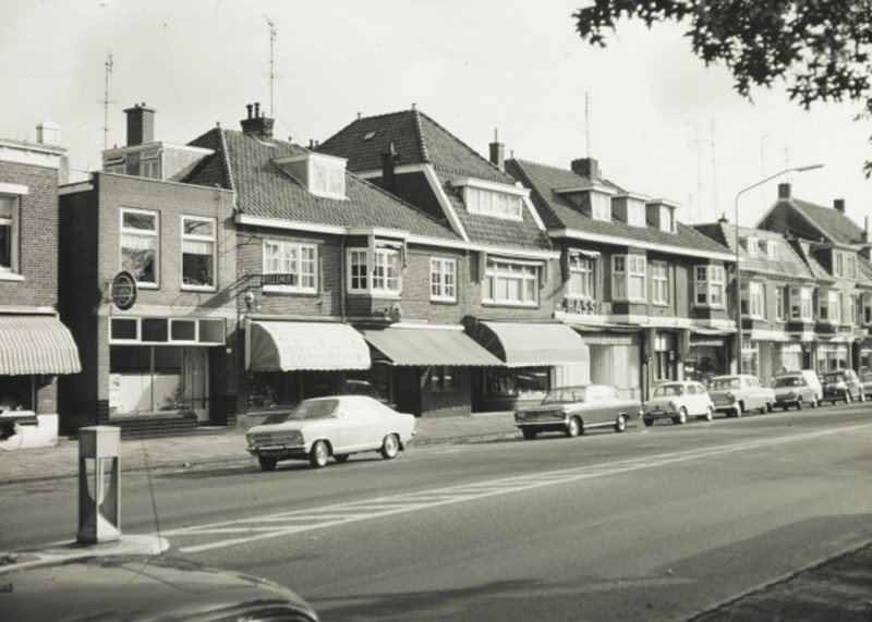 Hengelosestraat 170-182 Woningen en winkels t.p.v. de Langehuus o.m. winkel Hassink 21-10-1970.jpeg