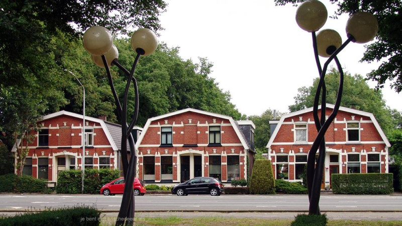 hengelosestraat 226-236. huizen uit 1935  gebouwd als 1 woning voor  beter bedeelde mens. later  verbouwd tot 2 onder 1 kap woningen.jpg