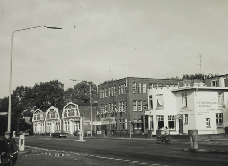 Hengelosestraat 222 Villa Gezusters Borst, konfectiefabriek, (hier al B.J. Voskamp) en 226-236 woonhuizen 2-10-1970.jpeg