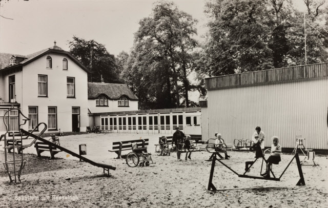 Hengelosestraat 238 Speeltuin 't Roessingh met spelende kinderen 1960.jpeg