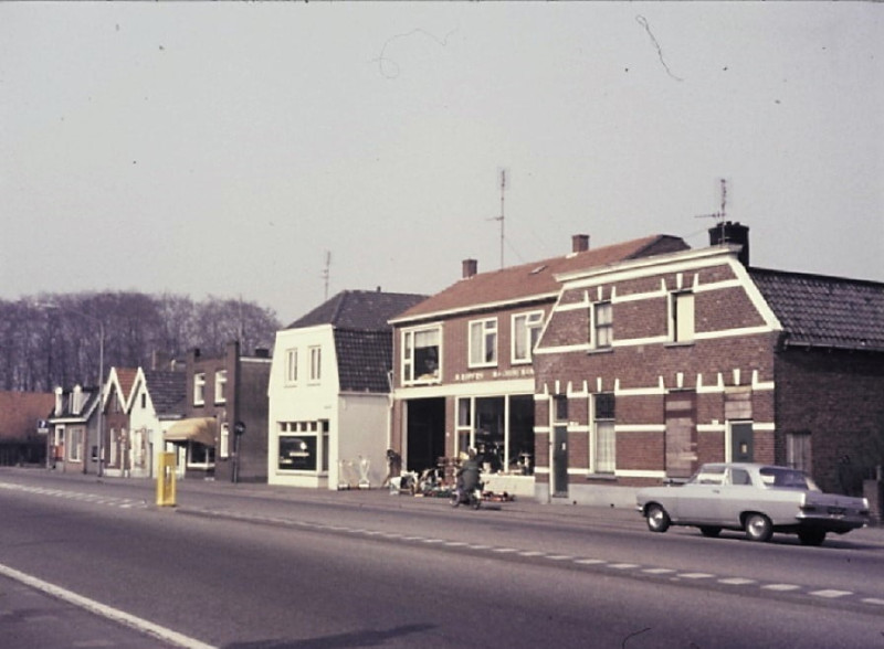 Hengelosestraat 268-270 en 272-276 Tuin & Machinie Handel G.D.H. Robers 23-3-1973.jpg