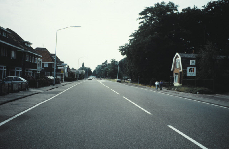 Hengelosestraat 306-310 rechts en 293 links Straatbeeld in westelijke richting ter hoogte van Het Sander 1996.jpeg