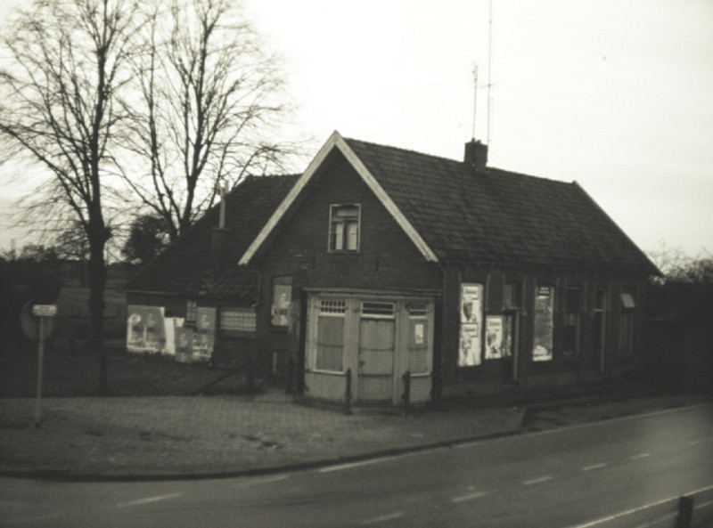 Hengelosestraat 587-589 Sigarenkiosk op de hoek van de Bruggenmorsweg  23-10-1971.jpeg