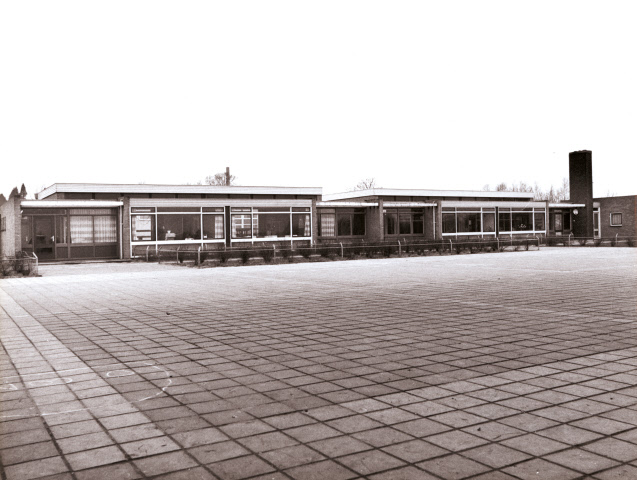 Herfstweg 25 Glanerbrug woonwagencentrum St. Franciscusschool feb. 1968.jpeg