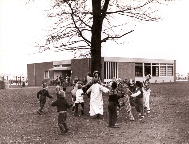 Herfstweg 25 Glanerbrug woonwagencentrum St. Franciscusschool met spelende kinderen feb. 1968.jpeg
