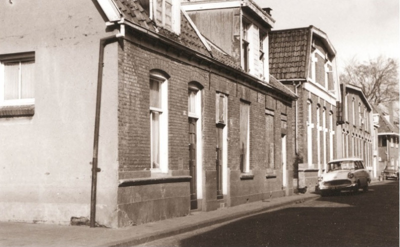Hessenweg 28 woningen, gezien in de richting van de Espoortstraat 1967.jpg