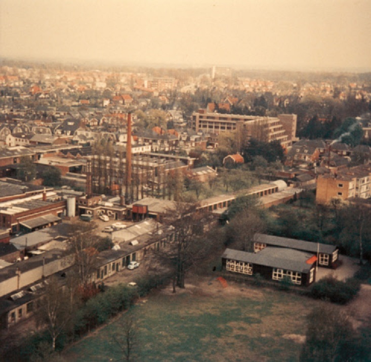 Hessenweg vanaf Espoortstraat Uitzicht vanaf Deltaflat over de wijk de Bothoven richting Hogeland, rechtsonder noodgebouw 1965.jpg