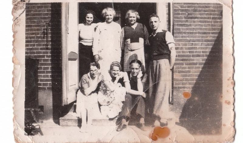 Hessenweg 44 De familie van Gelder in gelukkiger tijden met vlnr staand Roosje, Carolina, Wilhelmina Wolff, Aron en zittend vlnr Vogelina, Annette en Bram..jpg