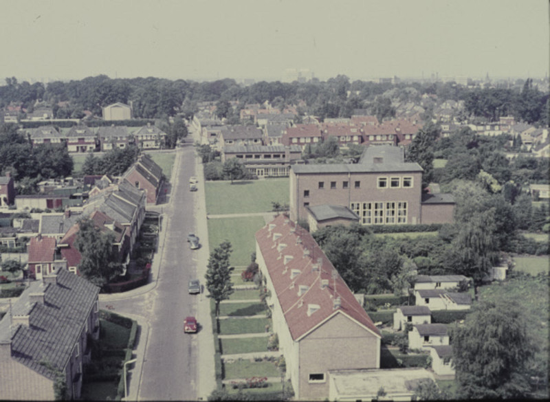 Hofstedeweg 176-184 hoek Schoolbosweg links en rechts 185 Stedelijk Lyceum Zicht op de buurt Het Wooldrik, gezien vanaf het Eschmarkeflat 12-7-1970.jpeg