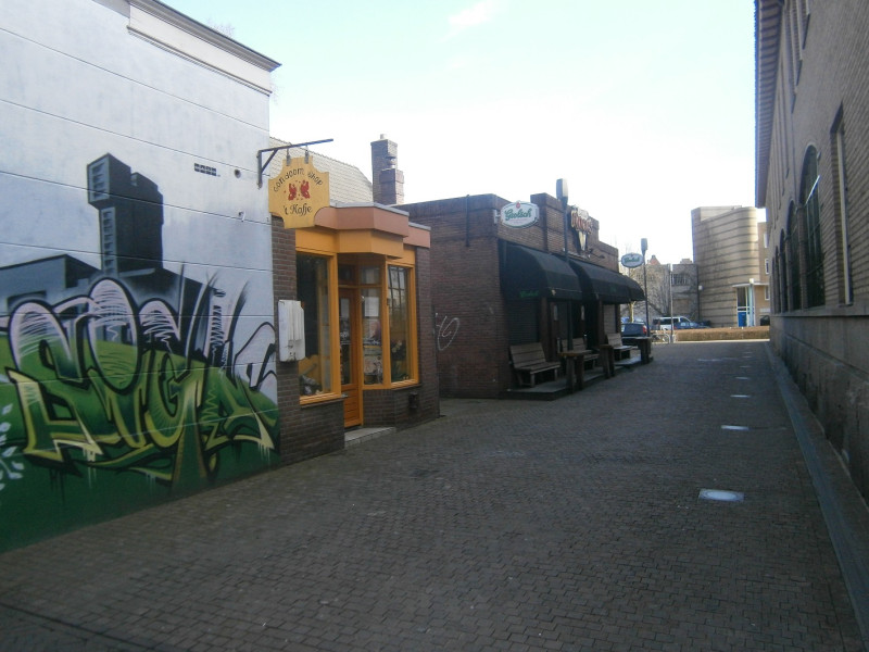 Hofstraat 1 Condoomshop 't hofje en 3 cafe Rocks richting Klokkenplas.JPG