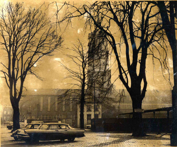 Hofstraat 6 Vanaf Cultureel Centrum richting stadhuis genomen met café Dam, later gesloopt 7-1-1964.jpeg