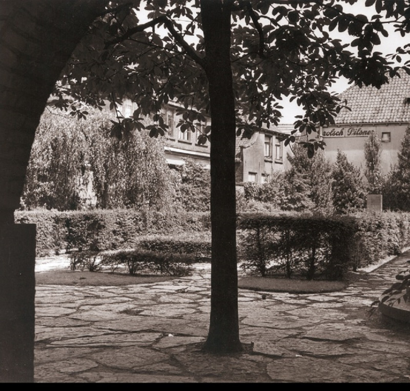 Hofstraat 6 tuin bij het stadhuis op achtergrond beeld Belgische vluchtelingen en  cafe Dam juli 1955.jpg