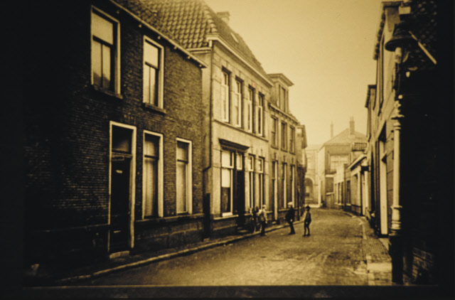 Hofstraat 6-10 links is nu Stadhuis rechts de Klokkenplas ongeveer 1925. Eind straat zicht op Langestraat (Schouwburg).jpeg