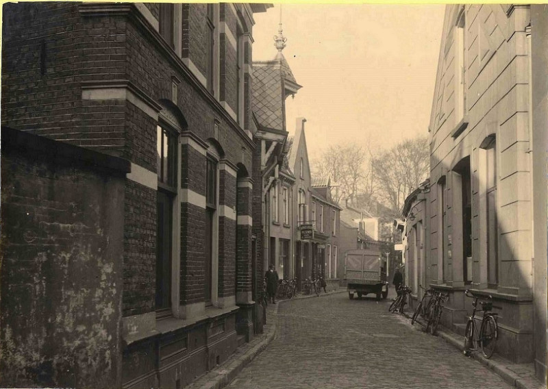 Hofstraat 12 en14 met uithangbord cafe Jansen en 16 links vanaf Langestraat 1930.jpg