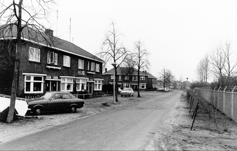 Hofteweg 26-32 links Tuindorp Broekheurne. Midden op de foto de kruising met de Ribesstraat, achteraan de Burgemeester Van Veenlaan.jpg