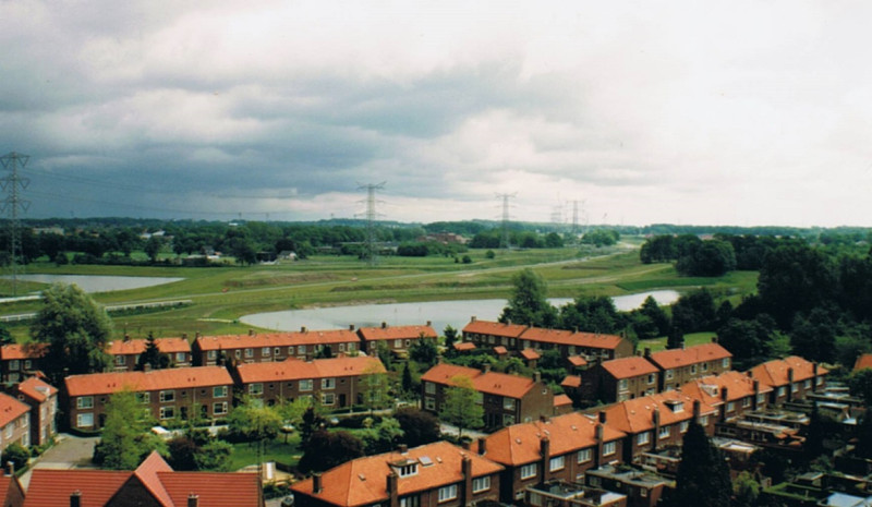 Hofteweg hoek Taxistraat aan bergingsvijver.jpg