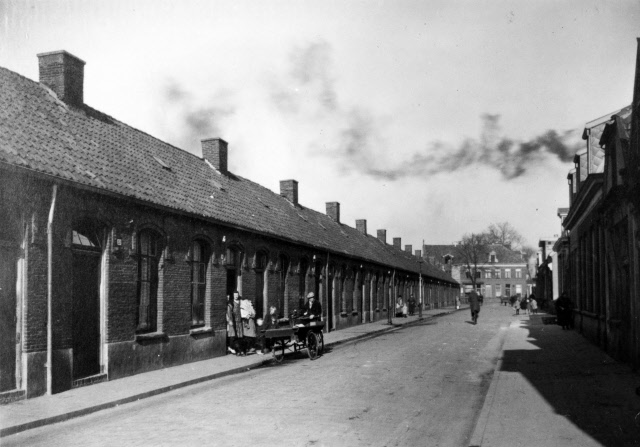 Oranjestraat 25 Woningen in de Krim. Op de bakfiets zit Arie Rillman voor zijn woning 31-12-1934.jpeg