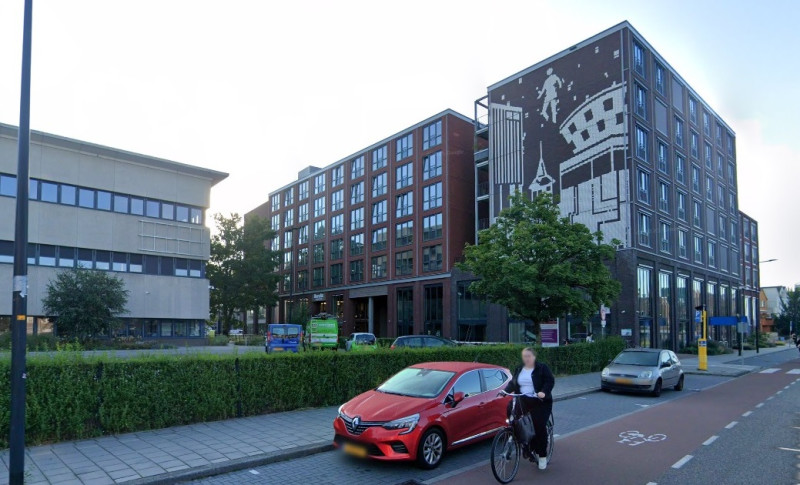 Hoge Bothofstraat 25 vanaf hoek Oldenzaalsestraat appartementsgebouw foto juli 2025.jpg