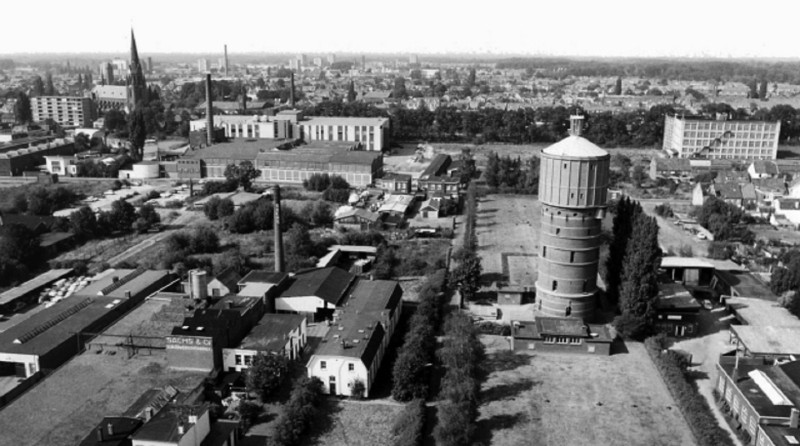 Hoge Bothofstraat 5 en 49 Polaroid  en Hoog en Droog 28 Uitzicht vanaf Espoortflat met  watertoren en fabriek Polaroid aan Hoge Bothofstraat. Ook  St. Jozefkerk en Van Heek & Co Kremersmaten.jpeg