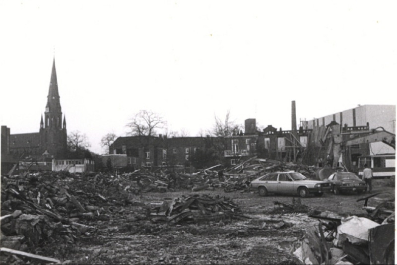 Hoge Bothofstraat 1-3 Hoek Oldenzaalsestraat, afbraak machinefabriek de Bruyn, met Polaroid. dec. 1978.jpeg