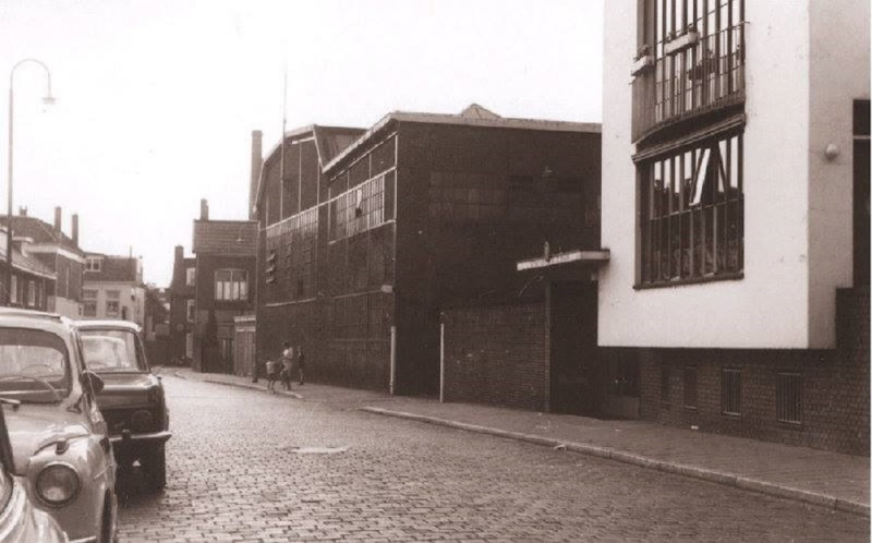 Hoge Bothofstraat 1-3 richting van de Oldenzaalsestraat, met rechts machinefabriek De Bruijn N 1967.jpg