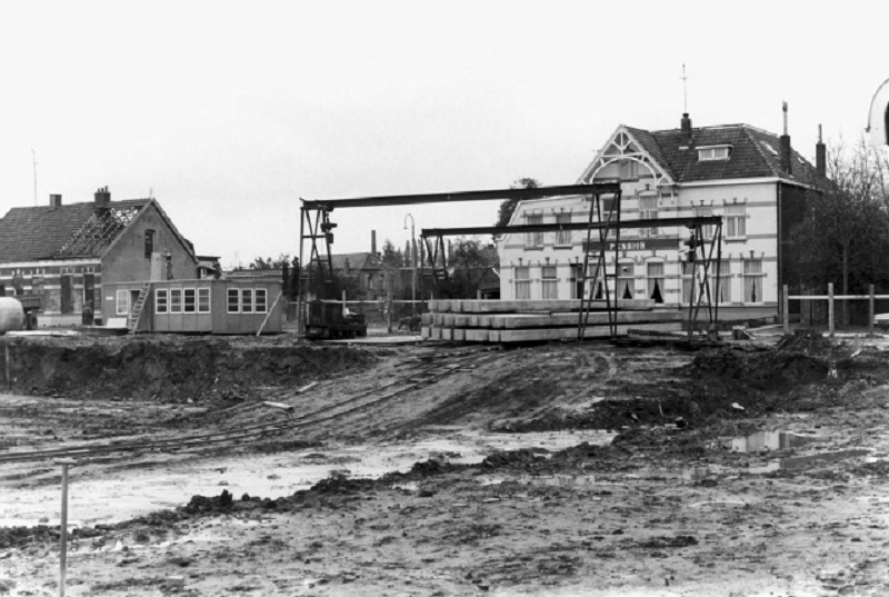 Hoge Bothofstraat 54 pension en Braakliggend terrein met hijskraan en heipalen.jpeg