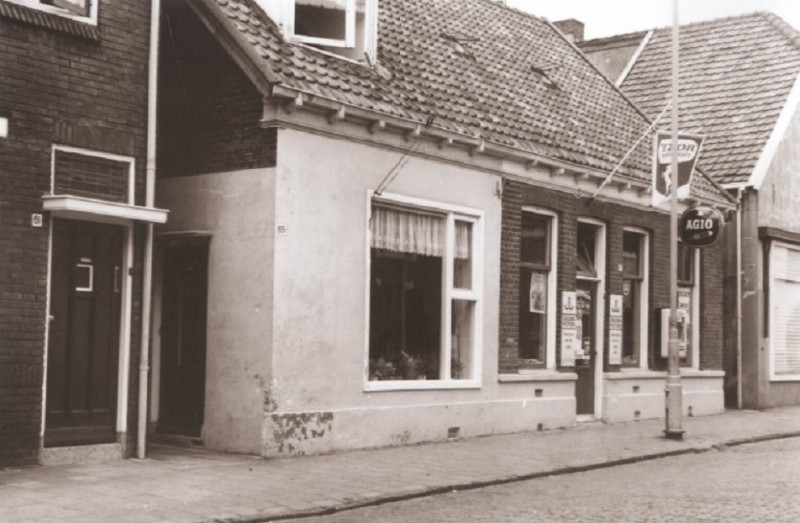 Hoge Bothofstraat 65-67-69 woningen en winkel in rookwaren Jan Schallenberg 1967.jpg