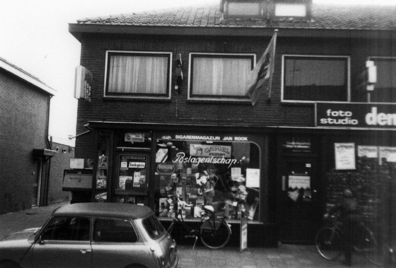G.J. van Heekstraat 141-143 Sigarenmagazijn Jan Rook met een Postagentschap daarnaast fotozaak omstreeks 1984..jpg