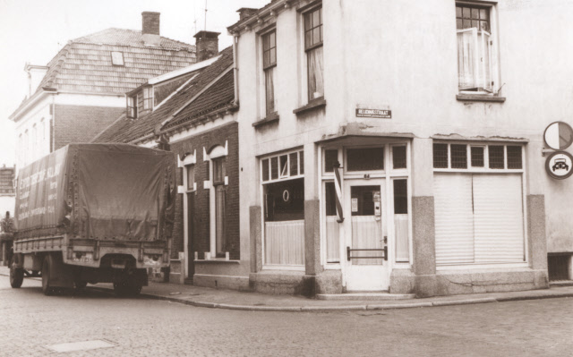 Hoge Bothofstraat 84-94 Voorzijde woningen vanaf de hoek met de Reudinkstraat 1967.jpeg
