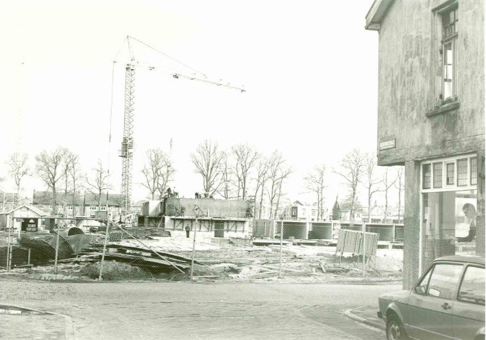 Hoge Bothofstraat 84 Vanuit de Reudinkstraat zicht op Transburg, rechts kapper Horck 14-4-1982.jpg