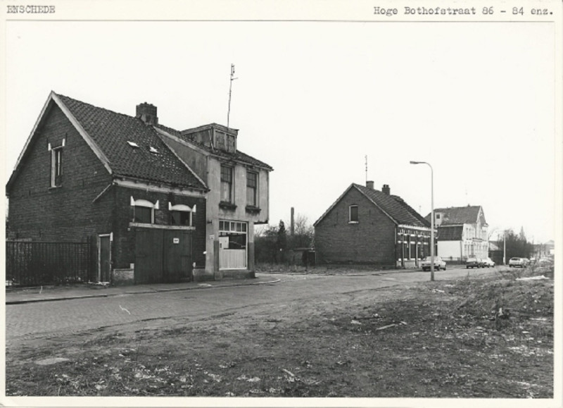 Hoge Bothofstraat 54 66-70 rechts en links 84, 86, 88 hoek Reudinkstraat. 18-3-1980.jpeg