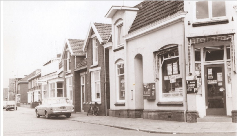Hoge Bothofstraat 100-102-104 hoek C.J. Snuifstraat, met levensmiddelenhandel Workel en rijwielhandel 1967.jpg