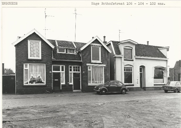 Hoge Bothofstraat 100-106 Woonhuizen met links de Pluimstraat 18-3-1980.jpg