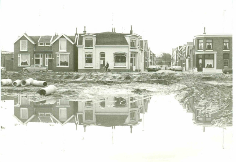 Hoge Bothofstraat 100-106 hoek C.J. Snuifstraat Bouwterrein Transburg en zicht op enkele woningen. nov. 1980.jpeg