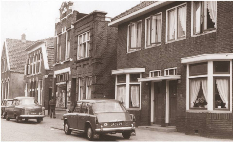 Hoge Bothofstraat 136-138 en 142 De Spar Hennie of kruidenierswinkel Jos Monnink 1967.jpg