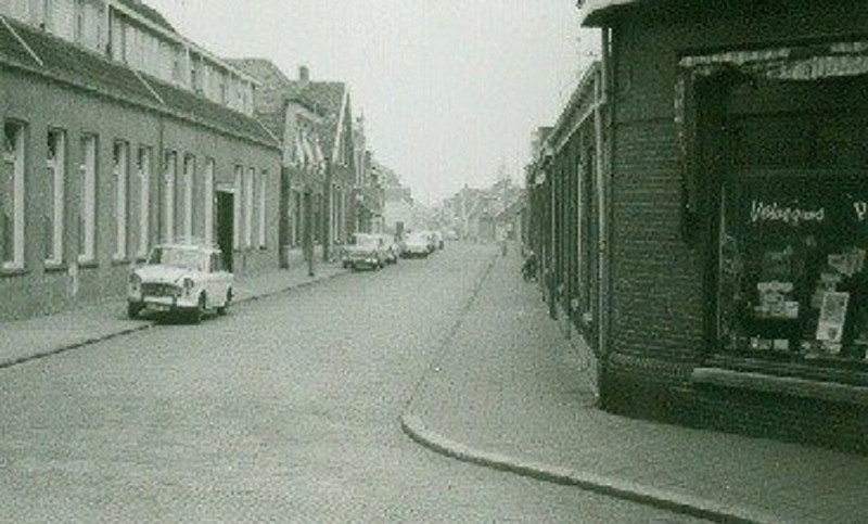 Hoge Bothofstraat 163 rechts hoek 2e Bothofdwarsstraat midden jaren 50  Links pensioen voor de gastarbeiders en rechts sigaretten kapperszaak Guichelaar.jpg