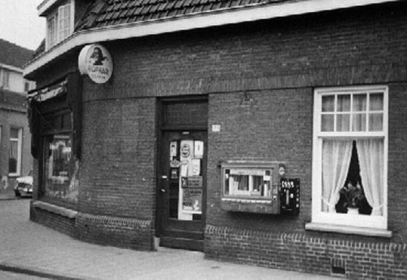 Hoge Bothofstraat 163 hoek 2e Bothofdwarssraat. Sigarenzaak annex kapper Guichelaar.jpg