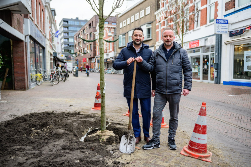 korte hengelosestraat-wordt-een-stukje-groener. wethouder Malkis Jajan en binnenstadsmanager Roeland Gringhuis. 21-11-2025.jpg