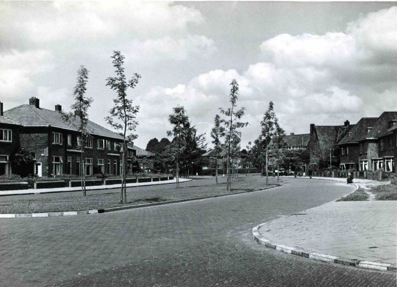 Hogelandsingel 65-67 rechts vanaf de Makassarstraat richting Gronausestraat. 1940.jpg