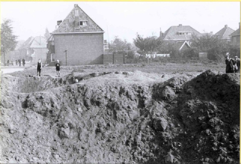 Hogelandsingel 69 Na bombardement van 10.10.1943, met rechtsboven de Padangstraat.jpeg