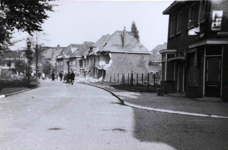Hogelandsingel 81-83 rechts Bombardement heeft grote schade aangericht. Foto in noordoostelijke richting, op voorgrond hoek Makassarstraat okt. 1943.jpg