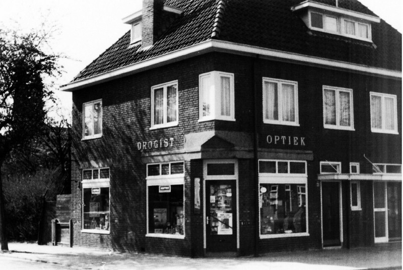 Hogelandsingel 85 Drogist en Optiek op de hoek met de Makassarstraat mei 1976.jpg