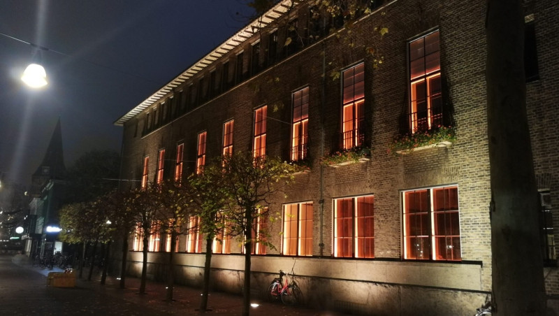 Langestraat 24 stadhuis kleurt oranje 24-11-2025.jpg