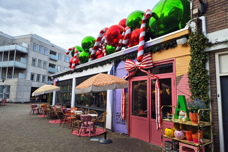 Windbrugstraat 12 lunchroom Frank & Charlie kerstversiering 2025.jpg
