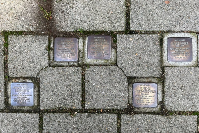 Hogelandsiingel 136 stolperstein W.A. Löwenstein J. Moser.JPG