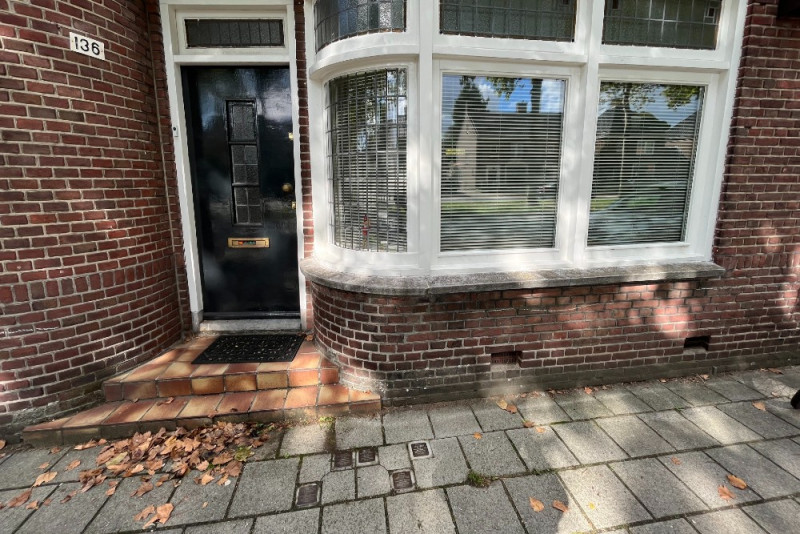 Hogelandsingel 136 met stolpersteine.JPG