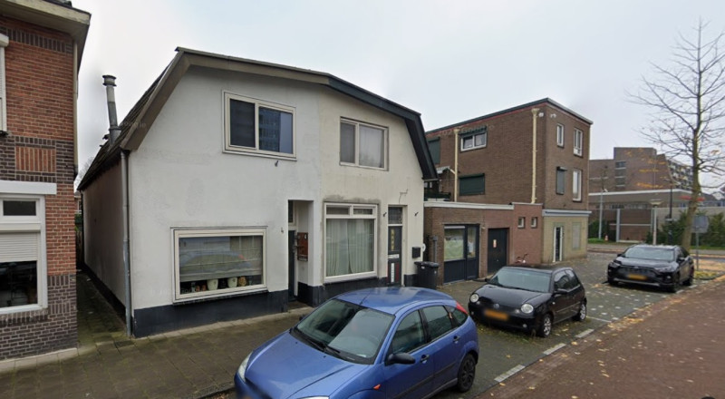 Hoogstraat 2-4 richting Heutinkstraat Twee-onder-één-kap woning bouwjaar 1906 foto nov. 2021.jpg