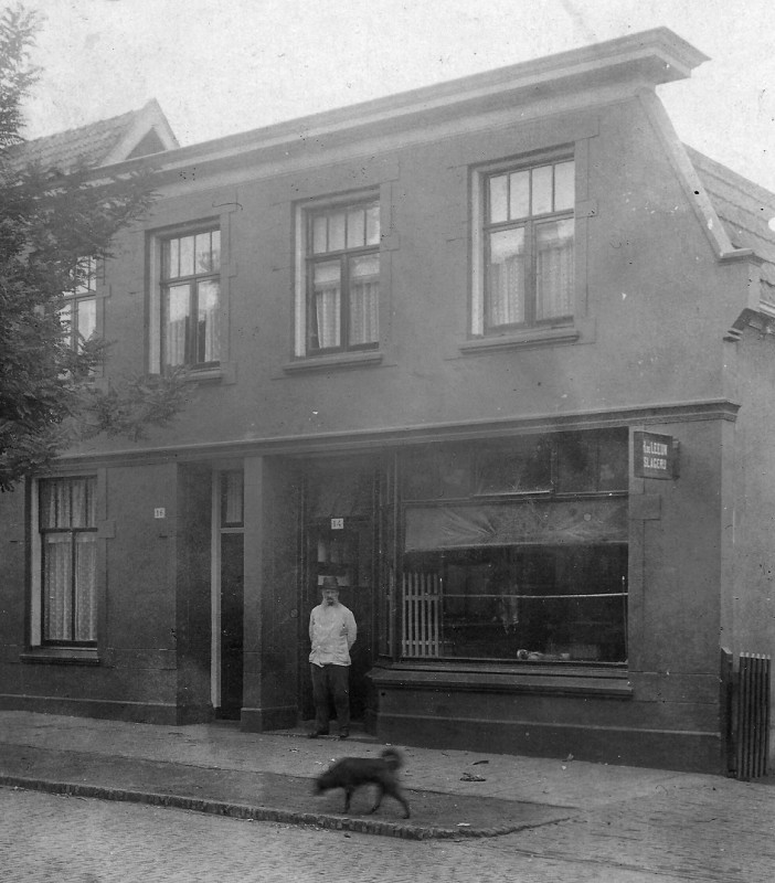 Hoogstraat 14-16 slager Louis met karakteristieke baard.jpg