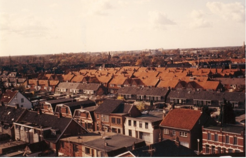 Hoogstraat 8-34 Zicht vanaf Aegonflat in zuid-oostelijke richting over Hogeland-Noord met Hoogstraat vooraan 1976.jpg